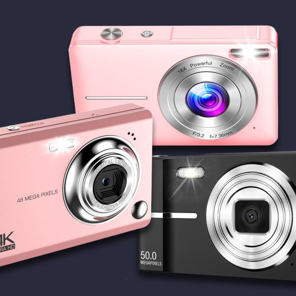 Drei Kompaktkameras freistehend auf schwarzem Hintergrund.