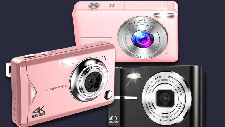 vergleich-Kompaktkameras-2025 Drei Kompaktkameras freistehend auf schwarzem Hintergrund.