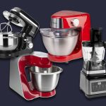 Vier Küchenmaschinen in schwarz und rot, freigestellt vor dunklem Hintergrund.