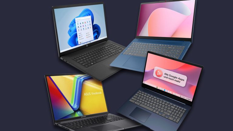 Freisteller von vier Laptops vor blauem Grund.