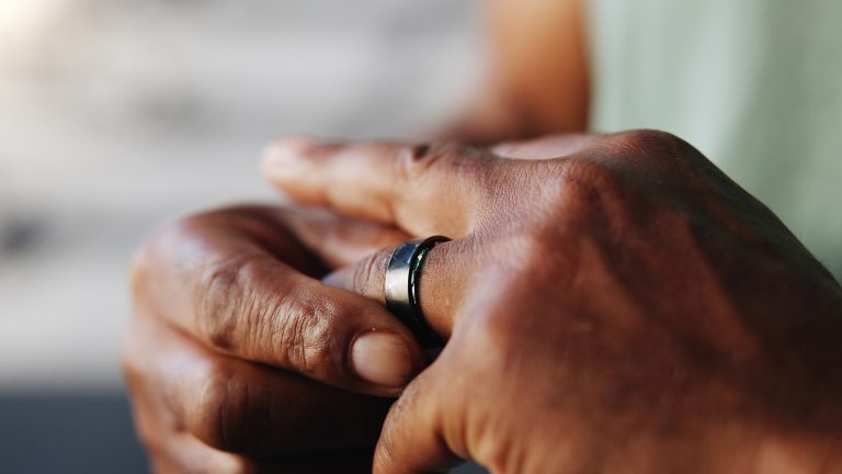 Nahaufnahme der linken Hand einer Person mit einem Smart Ring am Ringfinger.