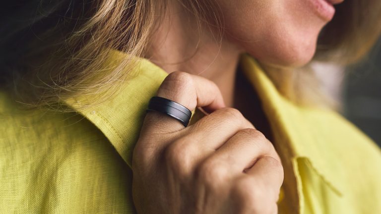 Detailaufnahme der Hand einer Person, die am Zeigefinger der rechten Hand einen Smart Ring trägt.