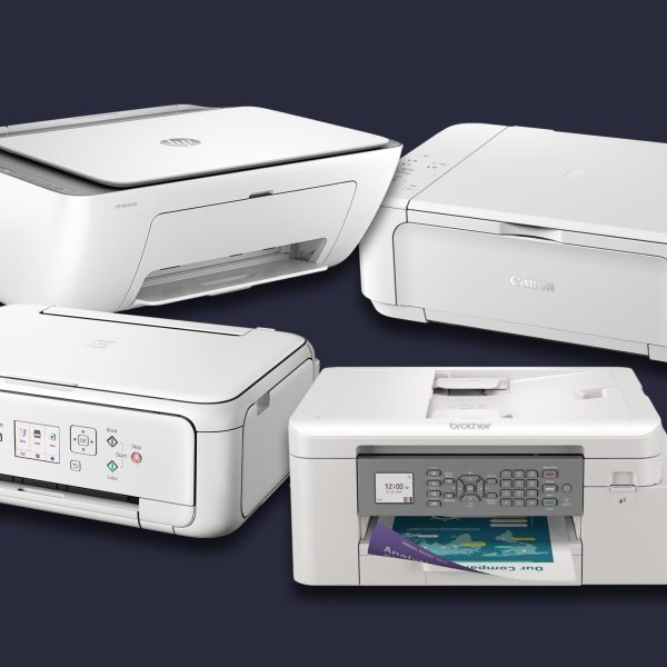 Vier Multifunktionsdrucker in weiß, freigestellt in Vierecksformation angeordnet und vor dunklem Hintergrund.